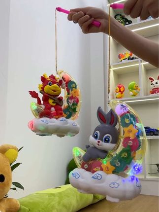 小姨给宝宝买的礼物到啦,可把娃给开心坏了,玩得不亦乐乎~#元宵节灯笼#中秋灯笼#手提发光灯笼#灯笼