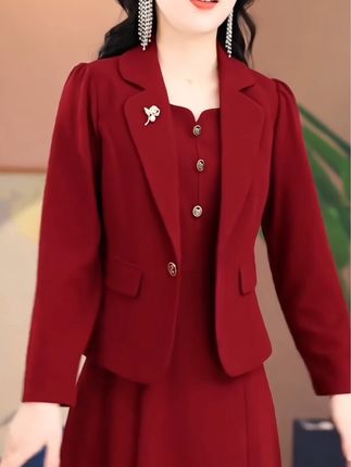 喜婆婆婚宴连衣裙套装 来喽!来喽!喜婆婆#婚宴连衣裙 来喽!它的面料很好,穿上特别舒服,穿在身上显瘦又洋气,无论是参加宴会,还是日常出行都可以穿,喜欢的姐妹们赶紧点击左下方小黄车下单吧!#气质穿搭 #高级感穿搭 #秋冬穿搭 #谁穿谁好看
