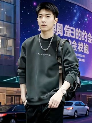 #男生穿搭 #时尚男装 #潮男穿搭 #潮流穿搭 #男装穿搭 别让生活的“灰”淹没你内心的光,就像这件卫衣的沉稳色调下,藏着“HEAD(头脑)”与“MARE(海洋,亦有广阔之意)”的野心。把每一次挑战当作淬炼,背着梦想的行囊,在人生的赛道上,你要做自己的领航者—— 别惧前路,因为你骨子里的锋芒,终会把平凡的日常,活成专属的辉煌。