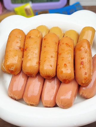 精选鸡腿肉和鸡脆骨制作,吃起来皮脆肉嫩,满口肉香,真是好吃又划算!#肉肠 #脆骨肠 #脆皮肠 #解馋 #超好吃
