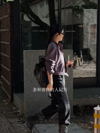 自带磁场,不追光,自成光。