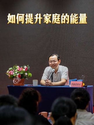 如何改变一个家庭的命运? “夺胎”指的是在母亲怀孕后期或生产时,原先胎儿的神识离开,另一个神识进入并占据这个身体,从而完成转世。这种情况通常被认为与福报有关,一些高僧大德或具大福报的人可以通过夺胎的方式转世,避免经历完整的十月怀胎之苦。#家庭 #情感 #共业 #认知