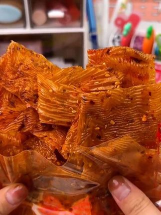 这个鞋底辣片真的太好吃了,它是那种香香辣辣的味道,吃起来特别过瘾!不能吃辣的姐妹不要尝试!#童年记忆小零食 #好吃到停不下来 #妈呀太香了 #鞋底辣片