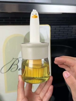 自带油刷的小油瓶真好看,它是宽口径的无铅玻璃,搭配一个耐高温的小油刷,用完直接放进去,干净卫生#厨房好帮手 #油刷瓶#油刷一体瓶 #厨房必备神器