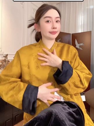 #新中式穿搭成为中秋宠儿 姐妹们,这件新中式国风上衣真的太美了!它是那种很有气质的款式,穿上身特别显瘦,而且还是重工提花的面料,摸起来手感超好,不管是单穿还是搭配外套都很好看,简直美炸了!#新中式穿搭 #高级感穿搭 #氛围感穿搭 #今天穿什么