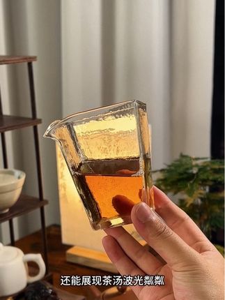招待客人我一般都用它, 四方锤纹初雪纹理的公道杯,很精致,断水利落,观汤也是很美了!#玻璃杯#公道杯#茶水分离#功夫茶