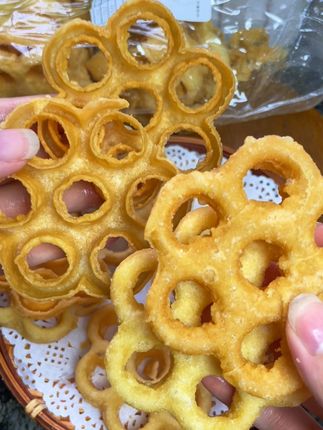 潮汕特色小吃梅花酥!咸香酥脆不油不腻,还是儿时的味道~#好吃到停不下来 #又香又酥又脆 #梅花酥 #童年的味道 #潮汕特色美食