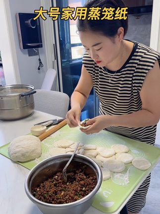 天热不知道吃啥,给孩子蒸点肉包当早餐,用这个蒸笼纸很好,方便省事还不粘,两面都可用,有尺寸大小可以选择,50张才这个价真的很划算,囤一次都能用很久#蒸笼纸#馒头包子花卷 #在家做美食 #厨房好物