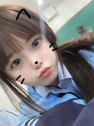 本来想借支笔的 但看到你弯弯的睫毛可爱的脸 算了 借个以后吧