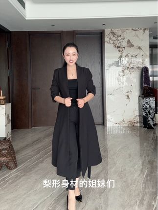秋天到了又到了穿风衣的季节,姐妹们,中长款风衣显瘦藏肉,无领设计超级洋气,梨型身材的姐妹放心去穿