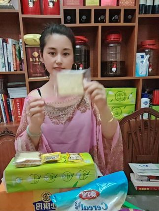 面包松软带麦香,甜度刚好不腻,咬下去有韧劲,早餐配牛奶绝了,性价比高会回购。