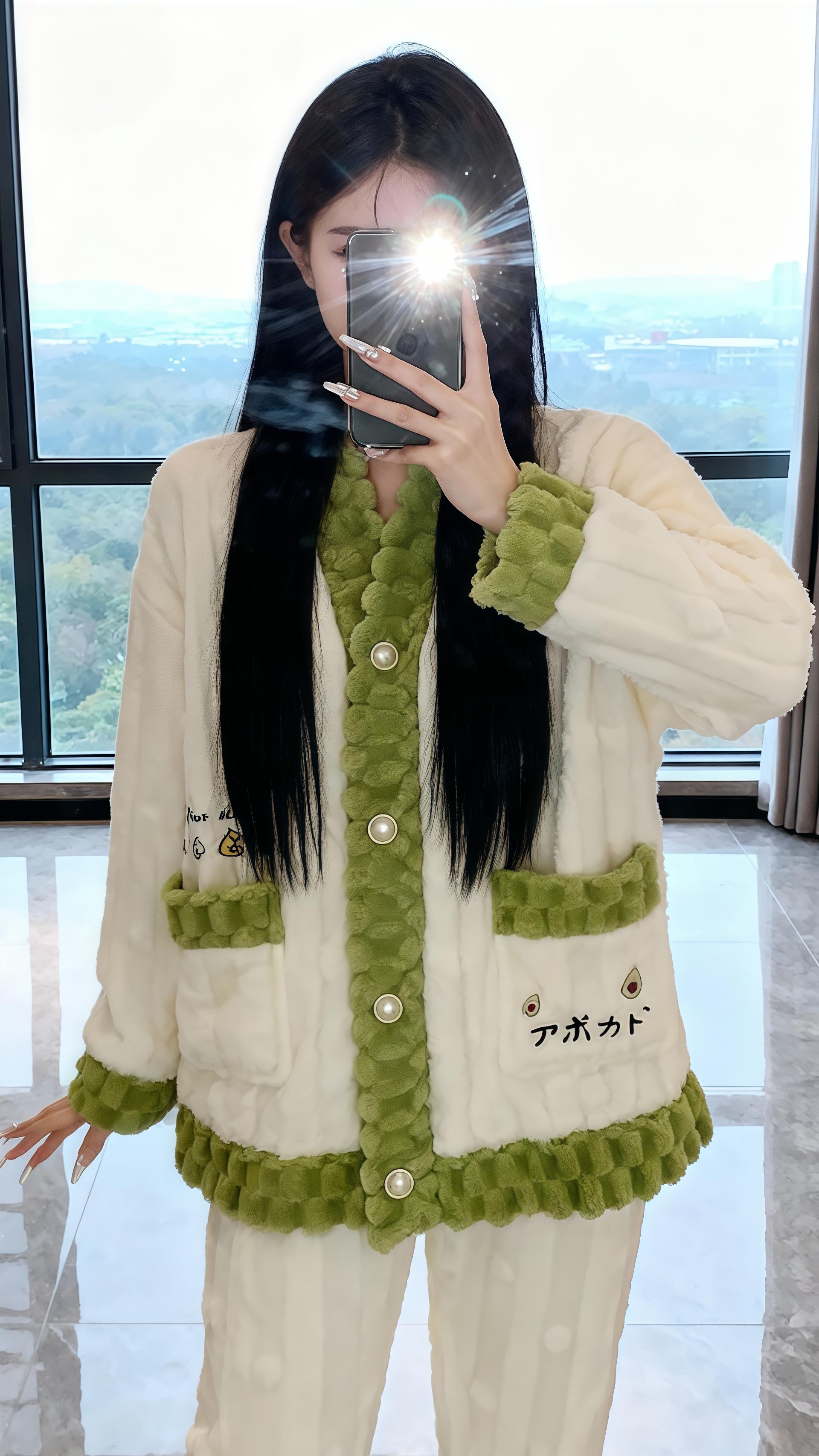 这睡衣也太会了吧💚 。奶白拼牛油果绿,毛茸茸的像把云朵穿身上,珍珠扣和卡通刺绣又甜又嗲~ 在家穿能当宅家公主,出门取快递也完全不尴尬,属于是“舒适与颜值并存”的天花板了!#家居服推荐 #软萌睡衣 #宅家ootd