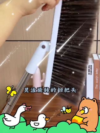 佳帮手扫把簸箕套装家用2025新款可折叠扫帚神器不粘头发扫地 终于找到了一款不用弯腰就可以扫地的扫把套装了!它这个是加长的手柄,而且还可以随意调节角度,像咱们平时够不到的地方都可以轻松打扫到。它的刷毛特别浓密,扫起来也很轻便,就连细小的灰尘都能扫得很干净。用完之后直接这样折叠挂起来就可以了,非常方便。
