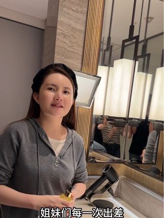 精致的磨砂玻璃瓶装,搭配滴管式设计,取用精准又方便。无论是秋冬换季易脱皮,还是空调房久坐脸干,它都能为你解决肌肤困扰,让你拥有令人羡慕的水光肌#精油 #好物推荐🔥 #精致女人必备