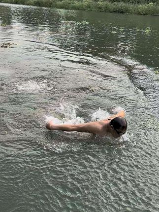 蝶泳外划后立即抬头抱水推水出水换气,这样手臂出水就简单很多了😀#蝶泳教学 #野泳危险 #正常穿搭无不良引导 #公开水域游泳注意安全