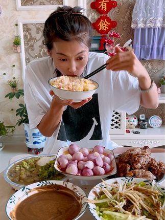 #开饭了#农家饭菜儿,简简单单一顿饭,小毛葱蘸酱,好吃。