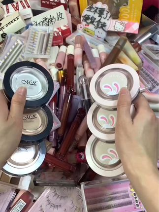 来咯！快来呀～这里的美妆也太多了吧。 快快来拿！早上7.30开始，各种化妆品都有。公主们快 直接来拿！#平价彩妆 #唇釉 #粉底液 #粉饼 #假睫毛