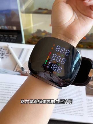 有了这个腕式电子血压仪不管在家还是外出都方便测量,操作简单老人家也能轻松使用#血压计 #测血压