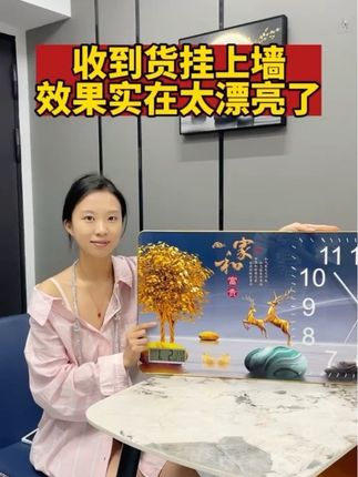 家里白墙空荡荡的,可以选择挂一幅能显示公历农历星期温度的挂钟,支持免打孔安装#晶瓷装饰画#客厅装饰#创意挂钟