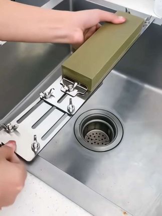 可伸缩水槽磨刀架防滑,根据水槽距离可以调节螺丝拧紧不打滑,各种大小的磨刀石都能固定,磨刀快速不打滑#好物推荐🔥 #磨刀架  #水槽磨刀架 #水槽磨刀石支架 #可调节磨刀石支架