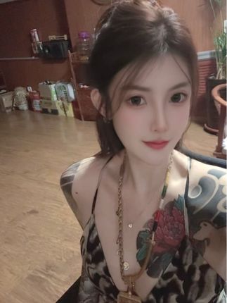 别撩我,我贪财,我好色,我喜欢大金镯子,大房子。各有各的的路走,半斤八两的爱,驯服不了我,我想要的不是你两手空空的来找我,听你画大饼。三五千我看不上,三五万我自己有,三五十万你又不会花,别说我现实,谈物质你养不起,谈感情你宠不起,咱都三四十的人了,该经历的,不该经历的都经历了,你拿啥撩我?拿命吗?@温柔六.