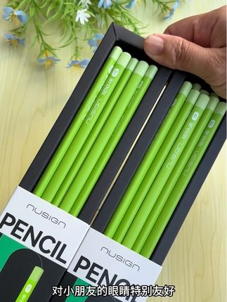 谁懂啊家人们,不愧是得力家的小绿杆#铅笔,书写清晰顺滑流畅,升级款石墨铅芯,还不容易断铅,推荐!#得力文具#黑木铅笔#学习用品