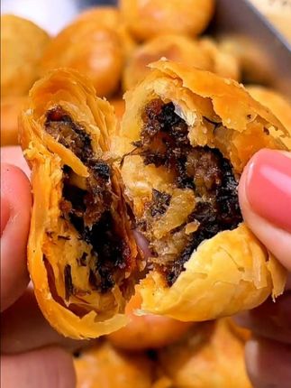 #黄山烧饼 外皮焦黄,香香酥脆,内陷饱满,太惊艳了啊,咸香美味啊!#安徽特产 #美食推荐 #好吃推荐#零食推荐