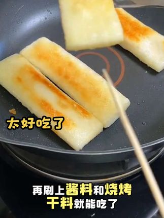 脆皮年糕 不用去夜市排队了,外脆里糯连甜辣酱和烧烤料都准备了,自己在家随时做孩子也很爱吃#脆皮年糕 #荃优年糕#夜市美食#年糕#糯叽叽