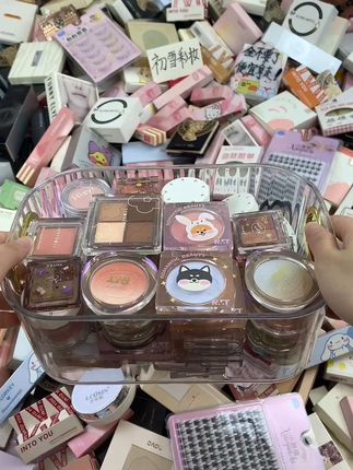 来呀来呀！速来咯！好多的化妆品什么都有～ 公主们速来拿！早上7.30开始，什么化妆品都有。速来 直接拿走！#平价彩妆 #唇釉 #假睫毛#散粉#腮红