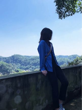 女人后半生最舒服的状态: 富养自己,散养孩子,放养老公。坦然接受生活所有的馈赠,过好自己的每一个清晨和日落!取舍有度,追求质量,不依附不高攀。至于其他呢,有则锦上添花,无则依旧风华!#包包 #穿搭分享