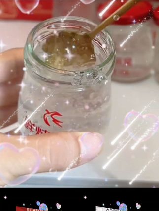 女人一定要对自己好一点,每天都要吃上一瓶鲜炖燕窝,它都是采用进口的燕窝,品质非常好,而且还是用冰糖做的,非常好吃,不管是自己吃还是送人都很合适。它是礼盒装的,打开就可以直接吃了,很方便,平时早上没时间做饭的时候就可以来上一瓶,既好吃又方便。