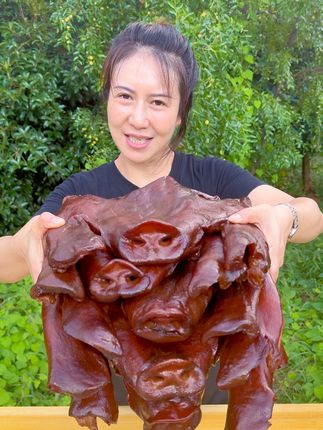 农家烟熏腊猪脸,吃起来口感咸香,既下饭又下酒,凉拌,卤味,爆炒,怎么做都好吃,趁今天价格便宜赶紧带一单回去尝尝#农村生活 #农村美食 #太好吃了 #猪头肉