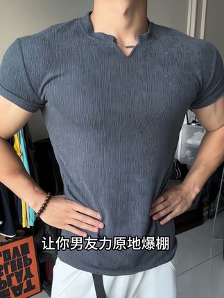 没想到短袖也能这么显型!这件立体剪裁的肌理短袖上身非常有质感 日常休闲运动健身都百搭好看#短袖t恤 #运动穿搭 #男生穿搭 #健身穿搭 #薄肌男孩