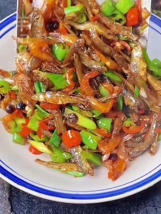 湖南特产小鱼小虾、平时炒辣椒,你们炒这个菜一定要多煮几杯米,不然真的不够吃啊,下饭下九都不错#妈呀太香了 #无辣不欢 #小鱼小虾#美味下饭菜 #河虾