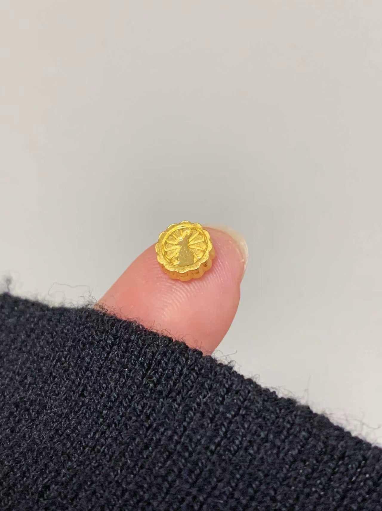 解锁中秋的正确打开方式。足金999的黄金玉兔月饼 #月饼 #黄金月饼 #玉兔月饼 #中秋节