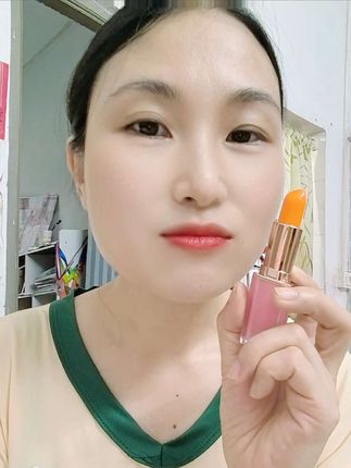 #七柚小屋家的#温变润唇膏 真的好好用。像我一样不爱化妆的姐妹出门涂它滋润又显气色好看