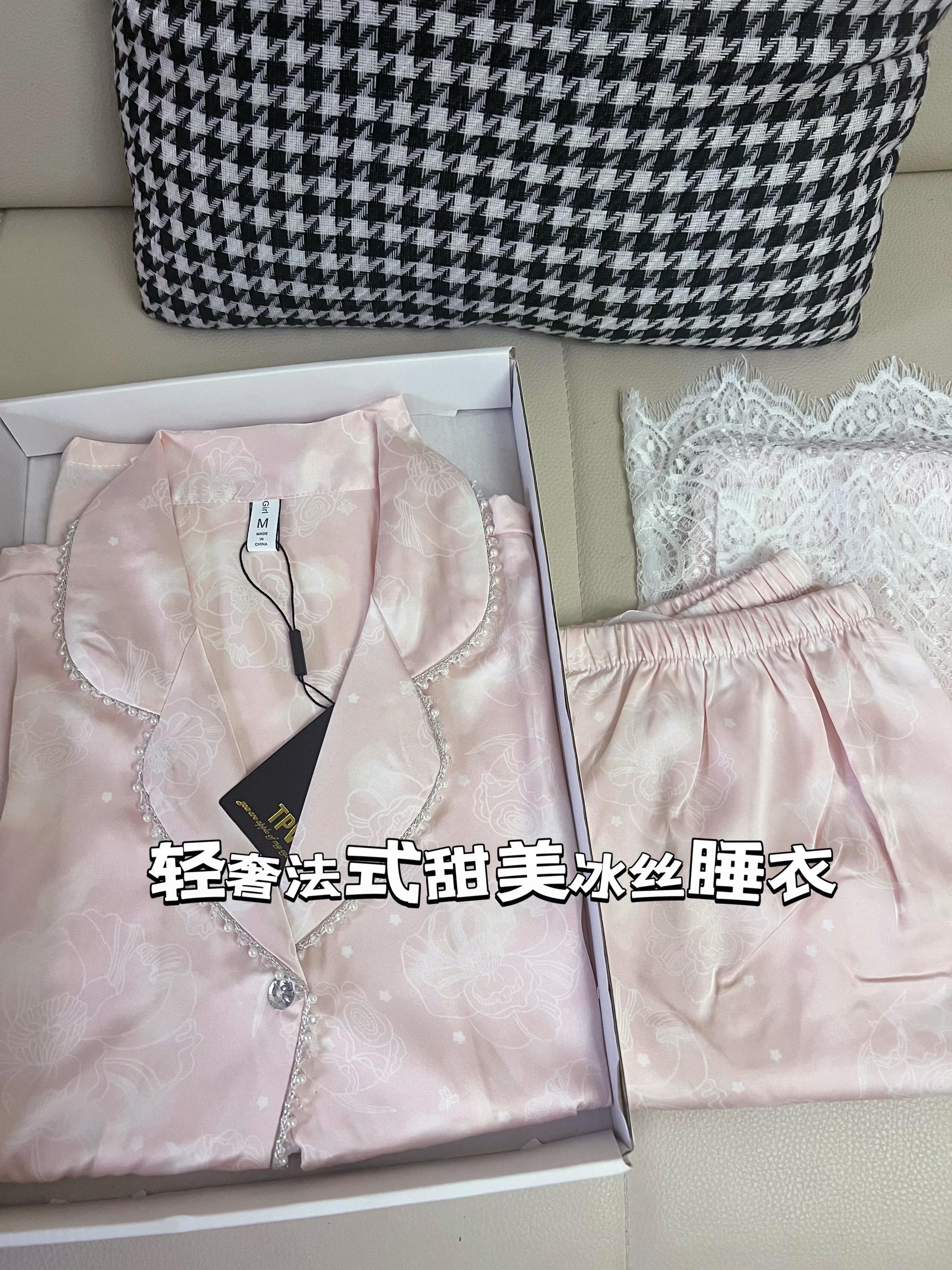 OOTD|一眼心动轻奢高级感法式睡衣。姐妹们!2025秋冬新款睡衣家居服套装真的太好看了!精选优质丝滑面料,柔软细腻亲肤舒适,上身都不想脱下来!蕾丝花边拼接加上珍珠水钻包边点缀,洋气又减龄,精致感拉满!粉fufu的真的好少女!礼盒包装仪式感拉满!送老婆女朋友妈妈都是不错的选择!好看又实用!#贴身衣物 #谁穿谁好看 #小众设计感 #专柜品质 #精致女人必备