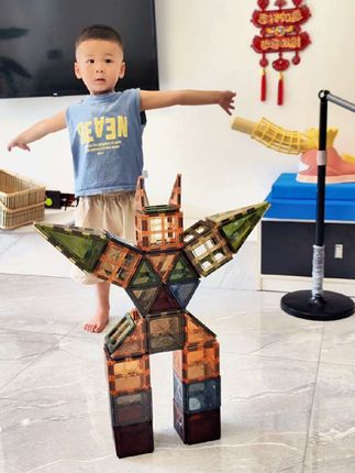 👶:看看我搭的机器人,酷吗?自己#创意拼搭 真的很锻炼动手动脑能力 逻辑思维力和创造力#磁力片 #磁力片玩法 #儿童玩具 #动手动脑