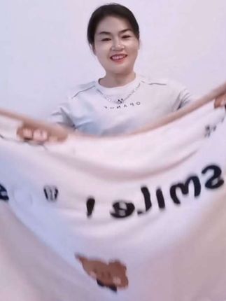 天气转凉,不想进被窝就冰冰凉凉的,赶紧试试这个加厚牛奶绒被子,两面都可以盖,不用套被罩,软软糯糯的,还能机洗,真的太赞了#被子 #牛奶绒被子 #家纺床上用品