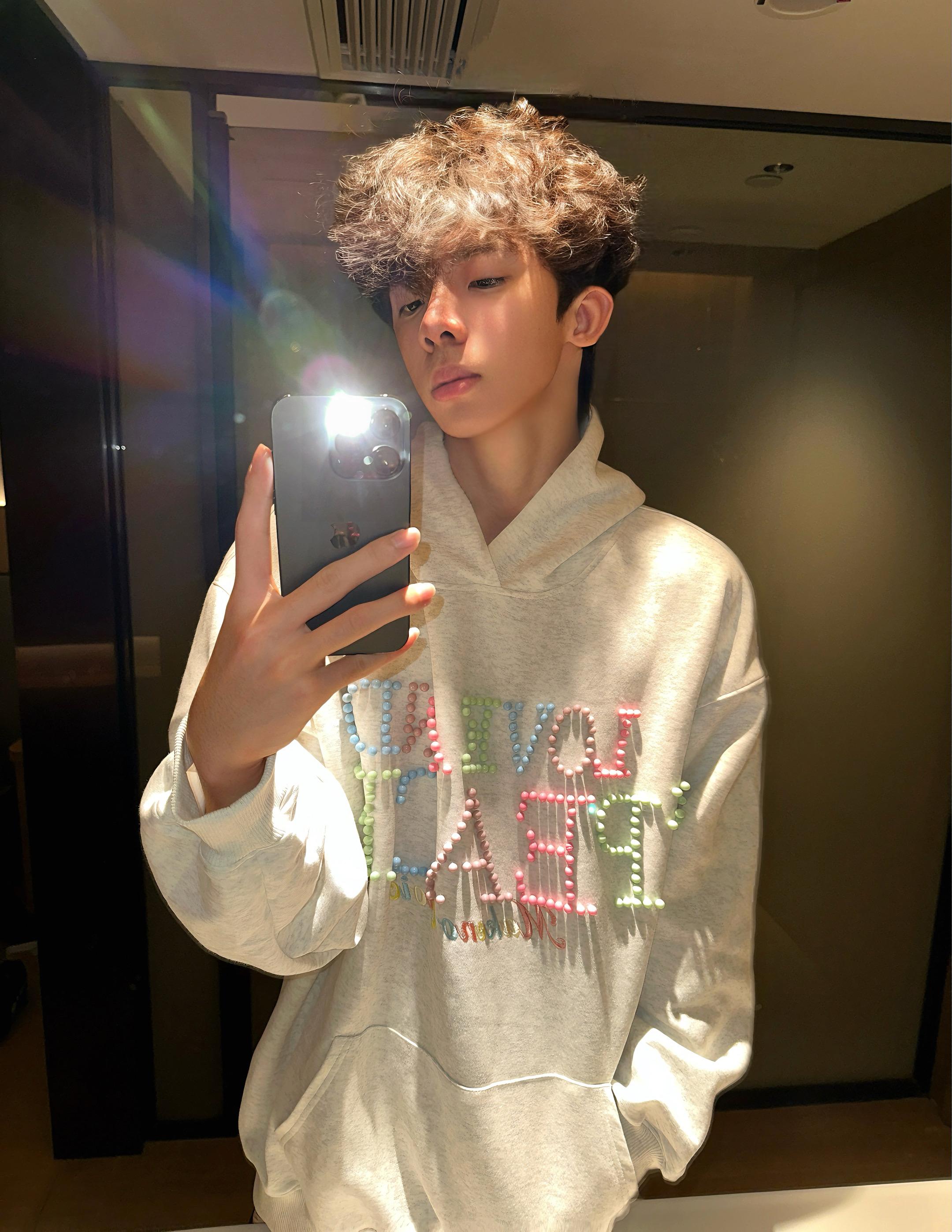 人家戴个劳力士绿水鬼 你说人家有钱 我带个小天才电话手表 你说我有病 你知道我妈找我多方便吗#Fock仅此一家