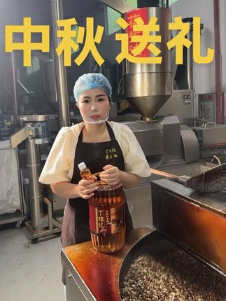 中秋送礼首选——熟榨纯花生油🥜 咱们油厂拿今年的新红皮花生,先蒸后炒,采用纯物理压榨,更好地保留花生的香味和营养,大人小孩孕妈妈,都放心吃!#纯花生油#熟榨花生油 #丁锦记古法花生油 #中秋送礼 #物理压榨