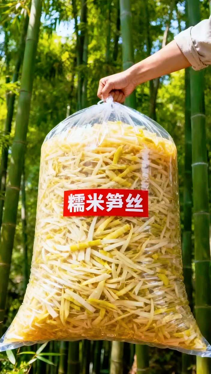 家人们谁懂啊!这次真的挖到宝了。这个糯米笋尖,只选春天的头茬嫩尖,吃起来脆嫩中带着一丝糯滑,满口都是竹笋最原始的鲜甜,一点涩味都没有。 我特意看了配料表,干干净净的,只有竹笋和清水,连盐都没加,老人小孩吃着都特别放心。最关键的是它特别方便,不用泡不用切,开袋就能下锅,5分钟就能搞定一道硬菜。 不管是炒腊肉、凉拌,还是煮汤,它都能完美hold住。尤其是吸饱了汤汁之后,那叫一个香,我每次都能把盘子舔干净!配着米饭吃,我能干掉两大碗,简直是干饭神器! #糯米笋尖 #嫩笋尖 #美食 #下饭菜 #厨房好物