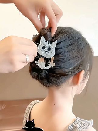 #创作灵感 这小猫咪抓夹可太可爱啦!随手一夹,碎发全听话,扎个半丸子头啥的,减龄又俏皮,出门被问好几次链接咯#猫咪抓夹 #抓夹 #好物推荐🔥