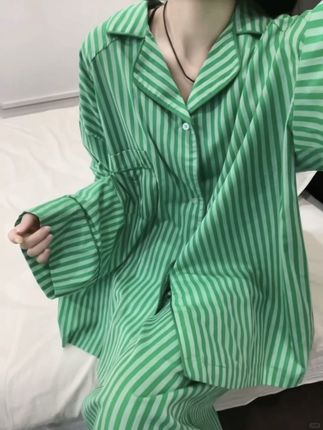 韩版宽松条纹睡衣,软乎乎的,太舒服了,上身慵懒感十足,面料柔软亲肤,穿上就不想脱下来#松弛感穿搭 #家居服套装 #韩系穿搭 #睡衣家居服 #居家好物