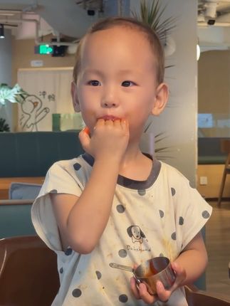 三个星期没怎么吃过肉的龙凤胎,爸爸妈妈出差回来带出去吃牛排,那场面简直hold不住!#温馨一家人 #日常拍摄小屁孩成长记