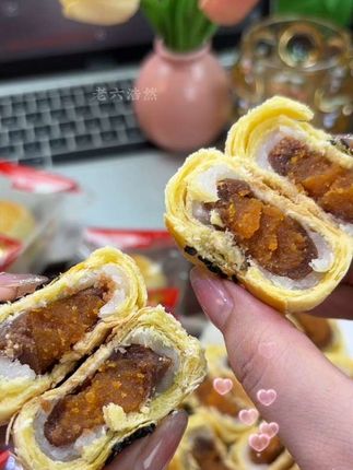 金黄酥皮包裹绵密内馅,一口咬下,是幸福的滋味。✨甜而不腻,温暖心间。#美食分享 #下午茶时光#雪媚娘 #蛋黄酥
