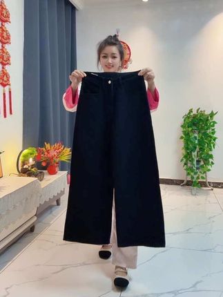姐妹们,衣柜里真的少不了这种黑色牛仔裤,而且穿上身很舒服,一点都不会显得紧绷,尤其是这个裤型的设计,简直太棒了!不管你是大腿粗还是小腿粗,或者是说臀部比较丰满的女生都可以去尝试一下,真的超级显瘦又百搭#显瘦穿搭#牛仔裤#阔腿裤#胖瘦都能穿