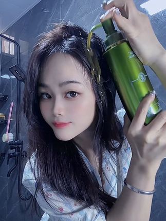 怪不得大家都爱用这款洗发水,平时两天不洗头就油头还有头屑 用了这款#洗发水 好多了,洗完香香的,深层清洁,头发清盈蓬松不油腻!#洗发水推荐 #天淑洗发水