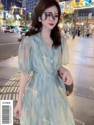 #时尚洋气又减龄 #甜美穿搭 #出游穿搭 晕染蓝色连衣裙V领短袖显白中长裙减龄显白气质高级感夏季新款#连衣裙 #连衣裙穿搭