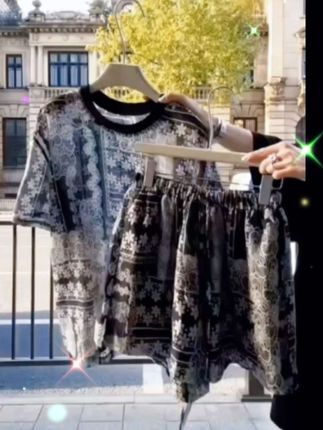姐妹们,这套衣服简直太美了,超级显瘦的设计感套装,上身效果超赞,让你瞬间变得年轻漂亮!如果你是微胖的小姐姐,或者已经过了二十五岁的女生,想要穿出不一样的时尚感,那可千万别错过这套衣服,穿上它就能轻松打造出高级感造型,喜欢的朋友赶快点击下方链接购买吧!